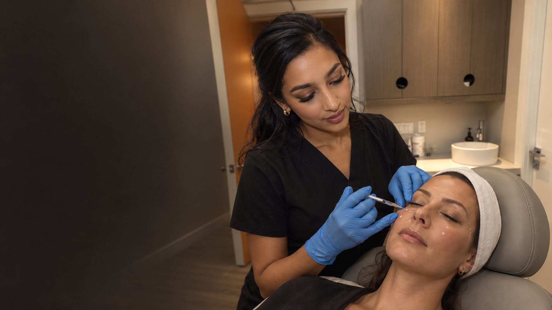 Registered nurse injector treating a client at Vimi